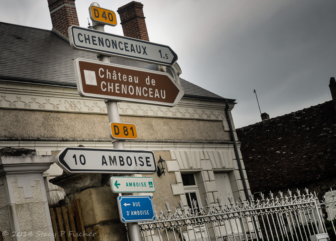 Signs to Amboise, Rue D'Amboise, Chenonceaux, and Château de Chenonceau displayed on a post.