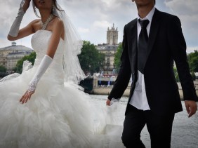 Bride and groom on Île Saint Louis, with the River Seine in the background.