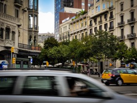 Cars whizzing by Las Ramblas
