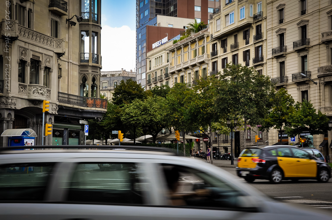 Cars whizzing by Las Ramblas