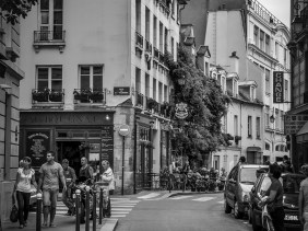 Rue Chanoinesse, Paris, France